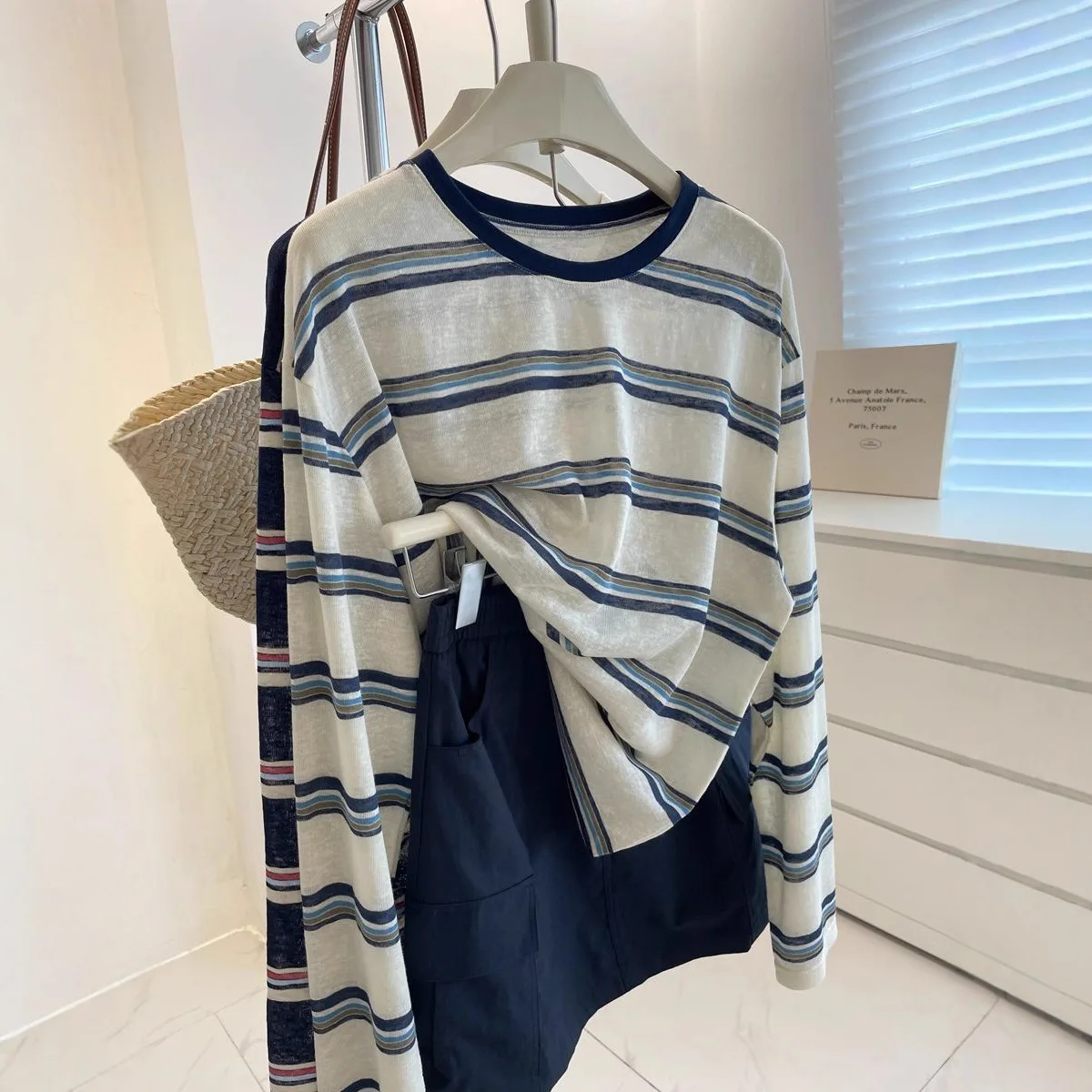 Minimalist Blue White Stripe L - Wallpaper recension och pris