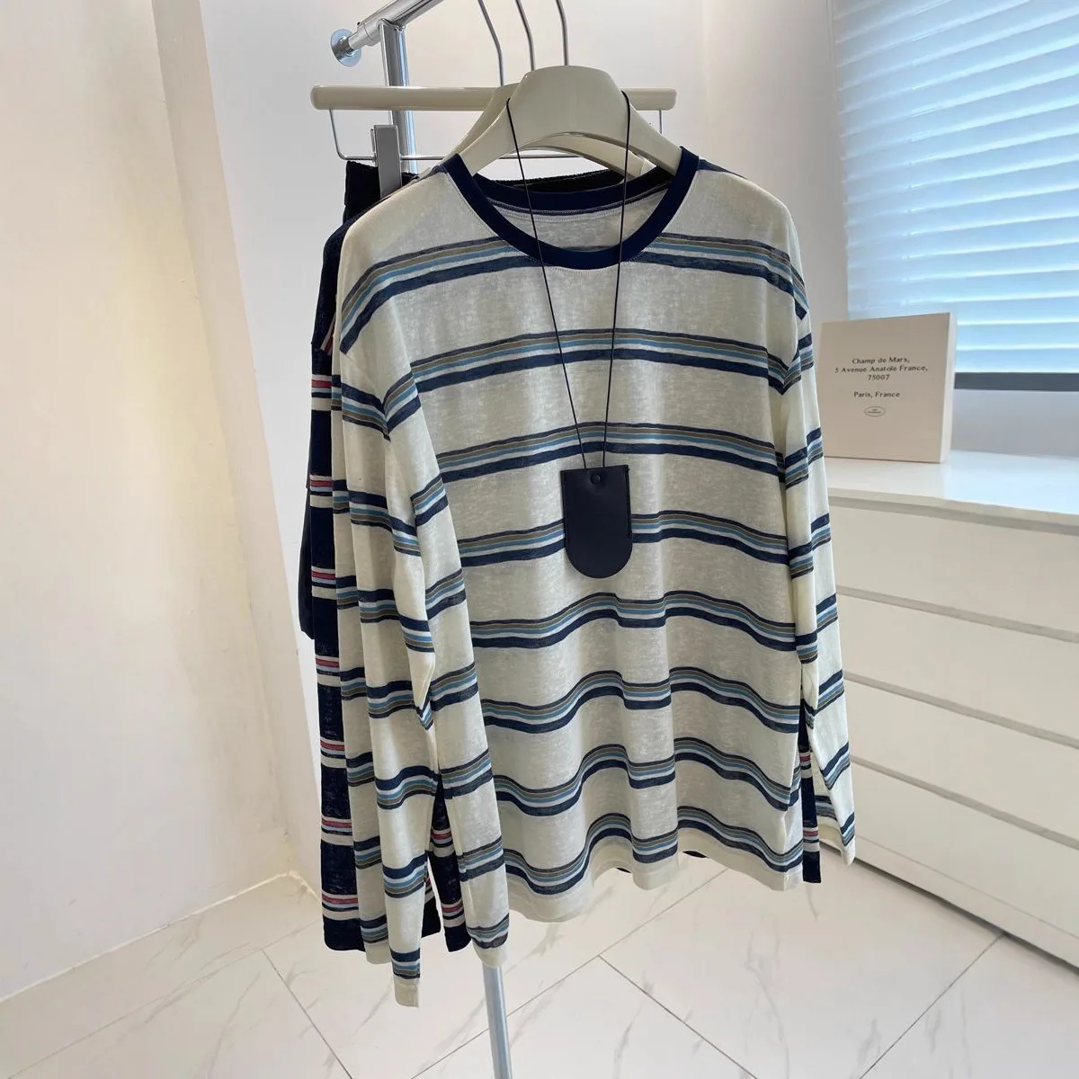Minimalist Blue White Stripe L - Wallpaper recension och pris